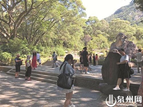 中國(guó)僑網(wǎng)隨著跨省團(tuán)隊(duì)游的恢復(fù),不少外地游客來(lái)泉游玩。