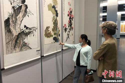 中國(guó)僑網(wǎng)根在固始——豫閩臺(tái)書(shū)畫(huà)聯(lián)展匯集兩岸書(shū)畫(huà)名家的148件作品,將展出至10月18日?!】聦帯z