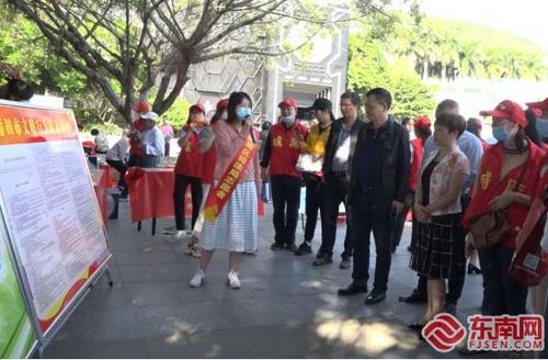 中國僑網(wǎng)城廂區(qū)司法局志愿者講解《條例》內(nèi)容。