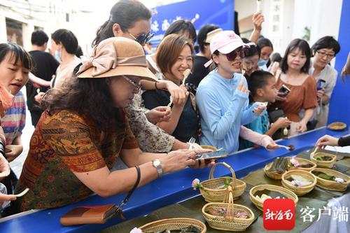 中國(guó)僑網(wǎng) 市民游客在海口騎樓老街品嘗南洋風(fēng)味美食。