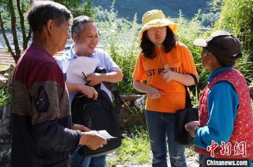 中國(guó)僑網(wǎng)浙江溫嶺玉環(huán)援茂工作組工作人員走訪調(diào)研四川茂縣殘疾人家庭 張友根供圖