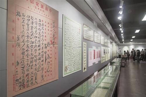 中國(guó)僑網(wǎng)汕頭僑批文物館館藏近12萬(wàn)件僑批 羊城晚報(bào)記者 宋金峪 攝