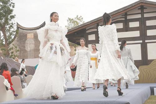 中國僑網(wǎng)匠人大會(huì)漢服秀。
