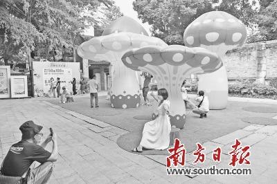 中國(guó)僑網(wǎng)節(jié)假日期間的嶺南天地成為游客們休閑體驗(yàn)的好去處。南方日?qǐng)?bào)記者 戴嘉信 攝