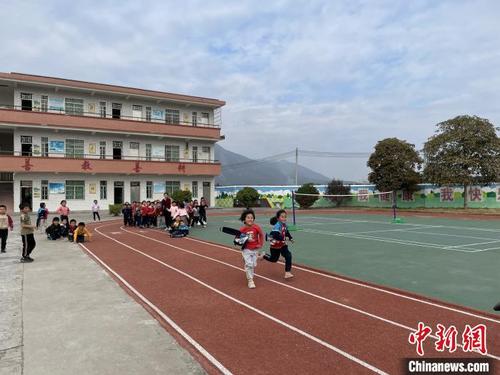 中國僑網(wǎng)雙寨村孩子們正在操場上體育課 蔡敏婕 攝