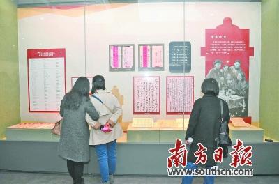 中國(guó)僑網(wǎng)“家國(guó)情懷寄尺素——江門(mén)五邑銀信(僑批)專(zhuān)題展”吸引市民參觀。楊興樂(lè) 攝