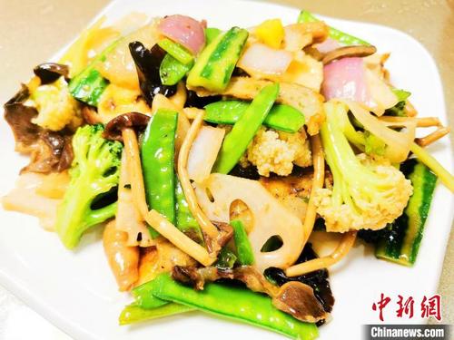 中國僑網(wǎng)用雪豆搭配烹制的“炒八珍”?!±顣源骸z