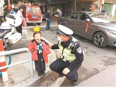 中國(guó)僑網(wǎng)民警在安撫女孩的情緒。