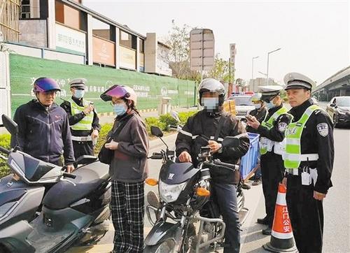 中國僑網(wǎng)交警上路開展執(zhí)法行動。