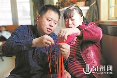 中國(guó)僑網(wǎng)王玉華手把手傳授編織技藝