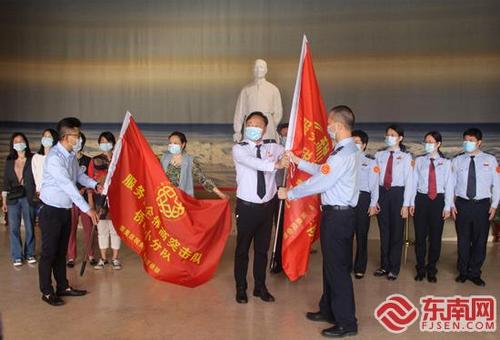 中國僑網(wǎng)黨員突擊隊(duì)啟動(dòng)授旗儀式現(xiàn)場 東南網(wǎng)記者 李霖 攝