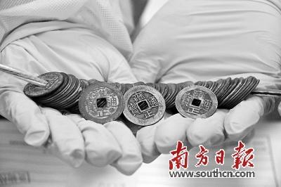 中國僑網(wǎng) 海關關員查獲一批“雍正通寶”。 廣州海關供圖
