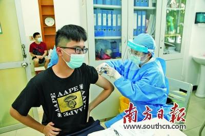 中國僑網(wǎng)暨南大學(xué)港澳籍學(xué)生在學(xué)校接種疫苗。受訪者供圖