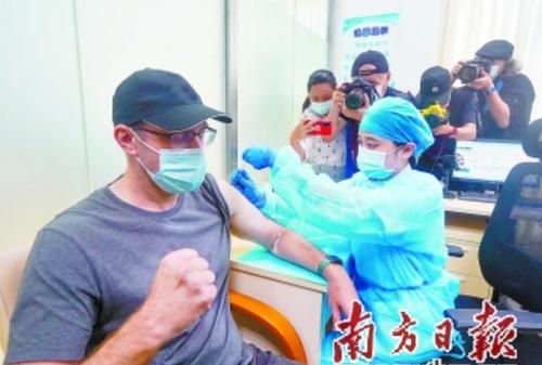 中國僑網(wǎng)香港大學(xué)深圳醫(yī)院為相關(guān)人士接種新冠疫苗。 南方日報(bào)記者 朱洪波 攝