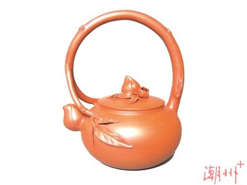 中國僑網(wǎng)文/圖 吳敬亮創(chuàng)作的《提梁壽桃壺》。