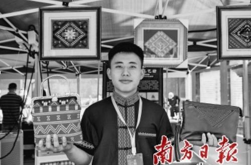 中國僑網(wǎng)來自清遠(yuǎn)的瑤繡傳承人展示文創(chuàng)產(chǎn)品。南方日報(bào)記者 金鏑 攝