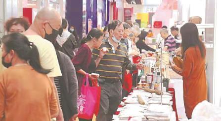 中國僑網(wǎng)消費者在選購商品。本報記者 何金 攝