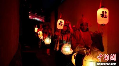 中國僑網(wǎng)馬燈舞表演 余自強 攝