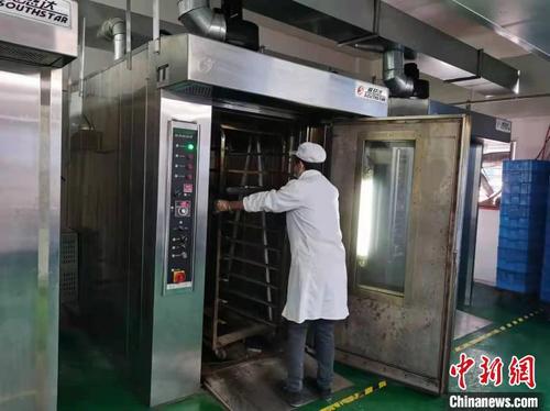 中國(guó)僑網(wǎng)工人在制作楊梅酥 舒旭影 攝