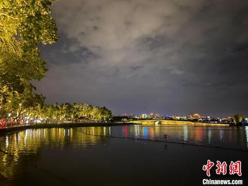 中國(guó)僑網(wǎng)杭州西湖?!↑S慧 攝