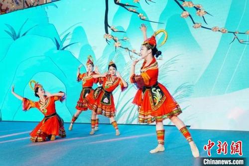 中國僑網(wǎng)畬族歌舞表演?!幍率形幕吐糜尉?供圖