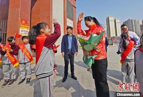 中國(guó)僑網(wǎng)奧運(yùn)冠軍張寧與少先隊(duì)員互敬隊(duì)禮。林弘梫 攝