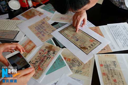 日本宣布投降69周年前夕,重慶民間收藏人向記者展示了近萬張抗戰(zhàn)金融票據(jù)