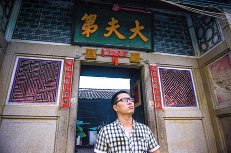 中國僑網(wǎng)出外求學(xué)后回鄉(xiāng)的陳楚生服務(wù)村民