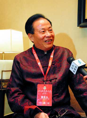 中國(guó)僑網(wǎng)圖為蔡?hào)|士接受記者采訪。(《汕頭日?qǐng)?bào)》/柯曉 攝 )