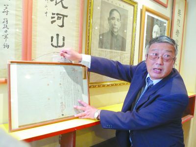 秘魯中山隆鎮(zhèn)隆善社是有著107年歷史的僑團，因在抗戰(zhàn)期間為中國捐款得到周恩來、馮玉祥等人的題字。圖為僑領向南方日報記者介紹這段光榮歷史。