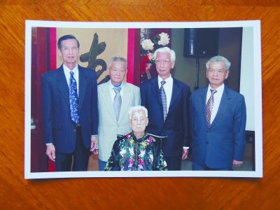 鄭潮炯妻子鐘彩合與兒子們的合影。后排左二為鄭社義。劉進(jìn)供圖