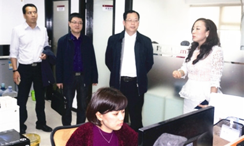 陳升東(右二)一行在深圳市海歸協(xié)會調(diào)研(深圳僑報記者