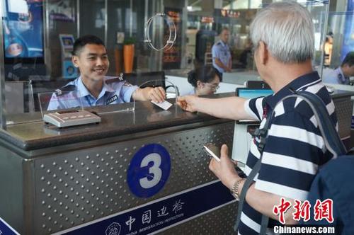 中國僑網(wǎng)圖為邊檢工作人員為旅客服務(wù)。官方供圖