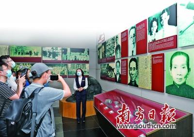 中國僑網(wǎng)廣東東江縱隊紀念館講解員在講述海外僑胞及港澳同胞支援抗戰(zhàn)的故事。南方日報記者 張冠軍 攝