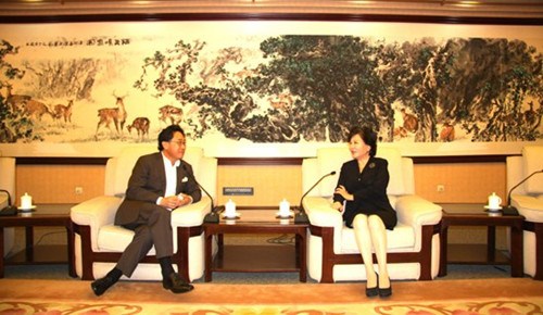 裘援平主任會(huì)見(jiàn)新加坡萬(wàn)邦集團(tuán)主席曹慰德