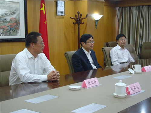 中國(guó)僑網(wǎng)王華會(huì)長(zhǎng)與孫晉福先生交談