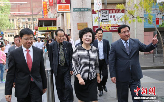 中國國務院僑辦主任裘援平10月5日在中國駐悉尼總領事館總領事李華新(右)、副總領事董學軍的陪同下走訪了悉尼唐人街。(中新社記者