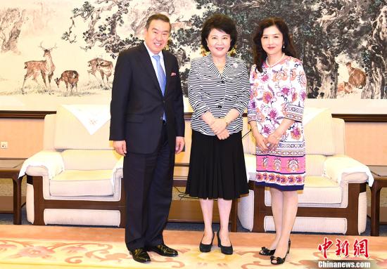 8月16日,中國國務院僑辦主任裘援平在北京會見美國知名華裔律師莫虎夫婦。