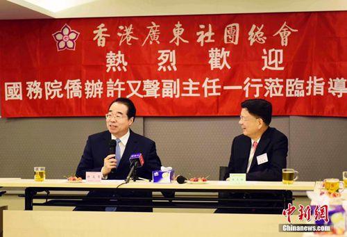 中國僑網(wǎng)資料圖:7月4日,國務(wù)院僑辦黨組書記、副主任許又聲(左)到訪香港廣東社團總會。中新社記者 徐冬冬 攝