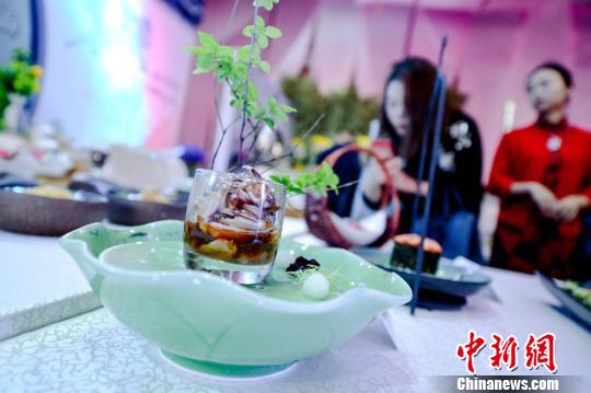美食如景。　許娟 攝