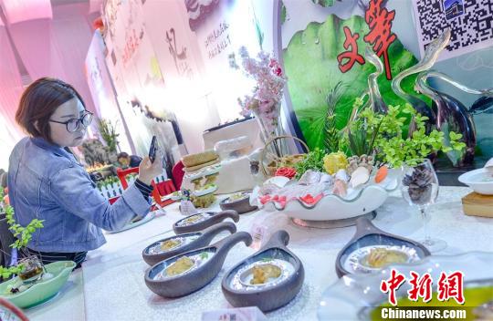 美食如畫誘食客云集?！≡S娟 攝