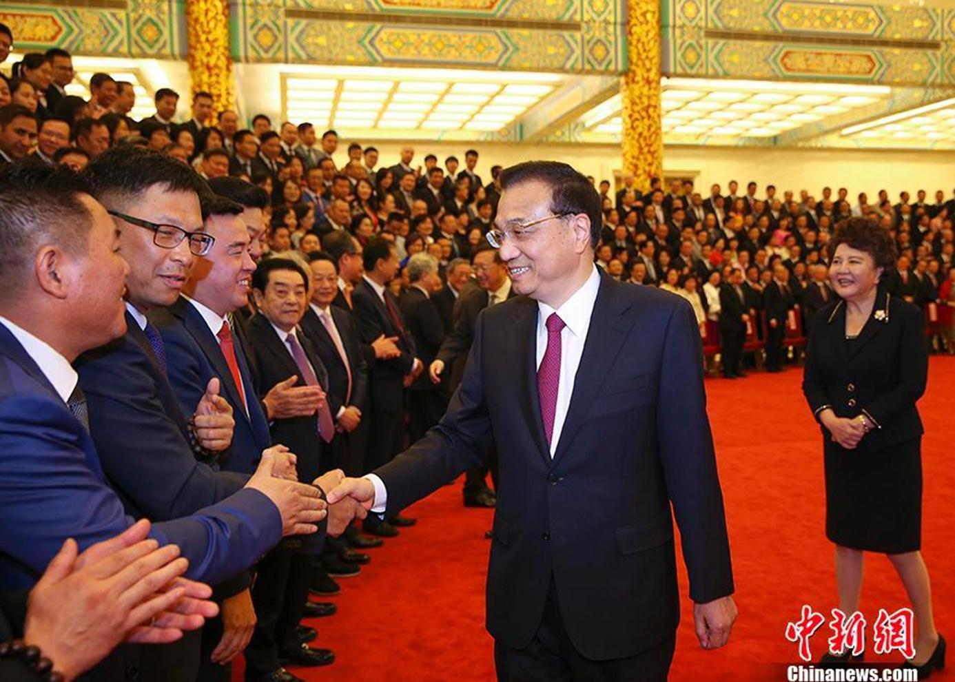 李克強會見第二屆世界華僑華人工商大會全體代表