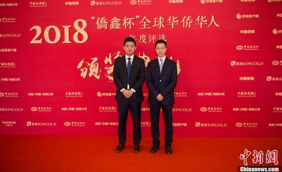 僑鑫集團代表Eric Chow（右）、朱穎林（左）進入釣魚臺國賓館芳菲苑