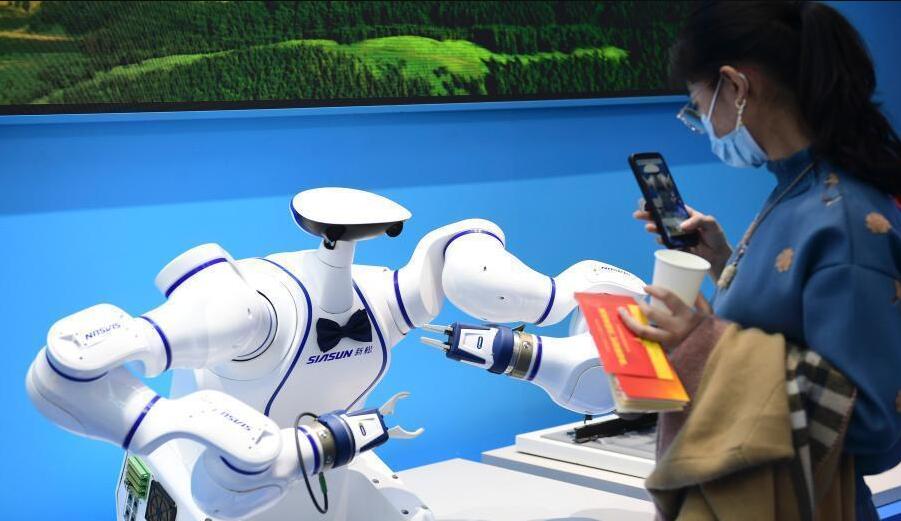 “奮進新時代”主題成就展：雙臂協(xié)作機器人吸引參觀者