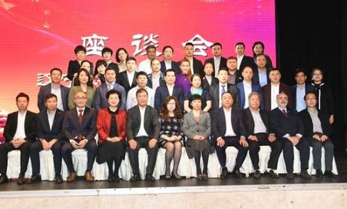 中國僑網(wǎng)遼寧省僑聯(lián)代表團(tuán)和米蘭僑團(tuán)負(fù)責(zé)人合影。(意大利《歐聯(lián)網(wǎng)》/胡志煉 攝)