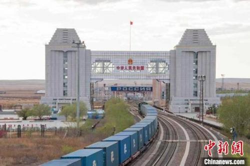 中國僑網(wǎng)中歐班列駛出國門。哈鐵供圖