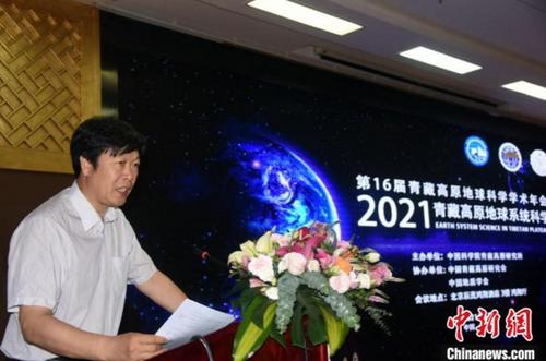 中國僑網(wǎng)陳發(fā)虎院士在年會開幕式上致辭。 孫自法 攝