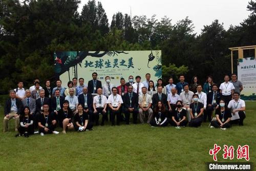 中國僑網(wǎng)參加科普展開幕活動的中外來賓合影?!≈行律缬浾?孫自法 攝
