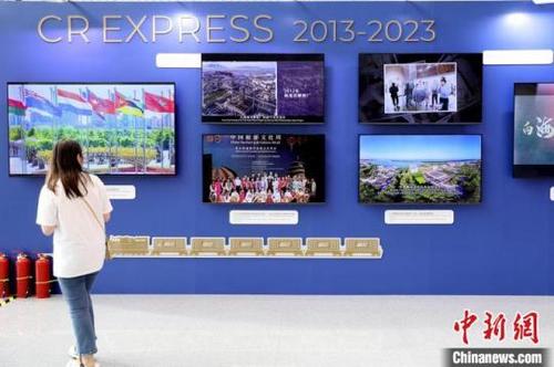 中國僑網(wǎng)圖為“一帶一路”倡議十周年影視圖片展現(xiàn)場。張遠(yuǎn) 攝