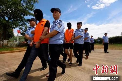 中國僑網(wǎng)圖為湖北安陸警方抓獲跨國電信詐騙犯罪集團(tuán)成員(資料圖) 湖北安陸市公安局供圖